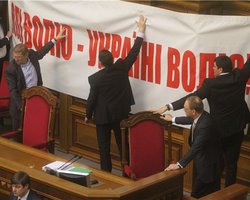 Оппозиция обклеила президиум парламента плакатом с Тимошенко