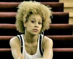 Официальную песню Евро-2012 исполнит поп-певица Oceana