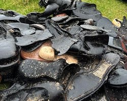 Загадка обуви на пляже Уэльса: на побережье нашли сотни пар 19 века (фото)