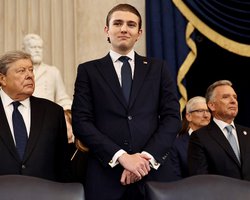 Сразу перестал улыбаться: фанаты гадают, что Бэррон Трамп мог сказать Байдену на инаугурации