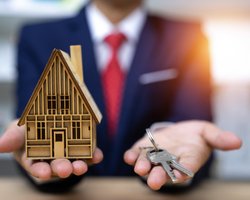 Налоги все выше. Какие платежи нужно внести при купле-продаже квартиры или машины в 2025 году