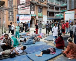 Жертв непальского землетрясения насчитали уже 6200