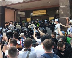 Фаера, стычки и депутаты. Суд избирает меру пресечения Стерненко