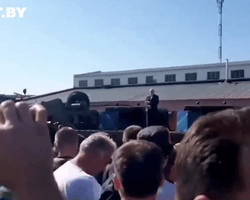 Лукашенко на вертолете прилетел к рабочим МЗКТ, но его там освистали
