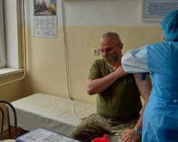 Хомчак вакцинировался от коронавируса в военном госпитале (фото)