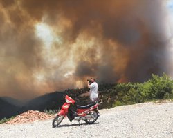 Авиация, тяжелая техника и почти полтысячи спасателей: как тушат пожары в Турции (фото)
