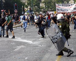 В Греции полиция применила слезоточивый газ против протестующих