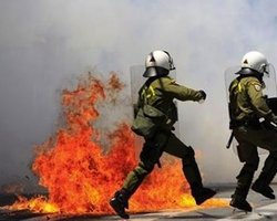 В Афинах произошли столкновения демонстрантов с полицией