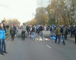 Ситуация на юге Москвы накаляется: Участники акции сооружают баррикады из подручных средств