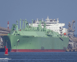 В сети появились фото СПГ-танкера Arctic Metagaz РФ после удара дронов: вырвало кусок борта