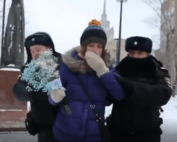 В РФ задерживают людей, несущих цветы к памятникам Тарасу Шевченко и Лесе Украинке (видео)