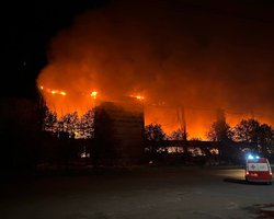 Людей закликають не виходити на вулиці: на Чернігівщині здійнялася велика пожежа на підприємстві (відео)