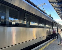 "Людям забороняють виходити": у Дніпрі через атаку БПЛА зупинили потяг "Інтерсіті" (відео)