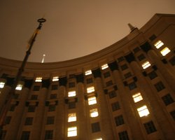 Азаров постановил вдвое сократить количество служебных авто Кабмина