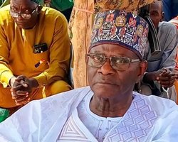 Лікар із Німеччини став королем однієї з найбідніших країн Африки (відео)