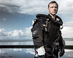 В кромешной тьме и под водой: мужчина рассказал о "самой опасной работе в мире" (фото)