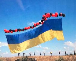 Волонтеры запустили 25-метровый украинский флаг в сторону Крыма