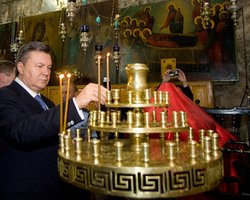 Янукович прибыл на богослужение в Почаевскую лавру