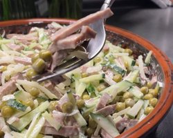 Пальчики оближеш: рецепт салату з язиком, горошком та огірками