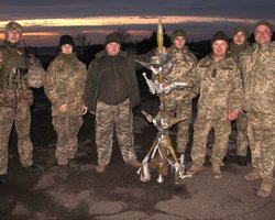 Украинские военные собрали елку из боеприпасов, которые прилетели от боевиков