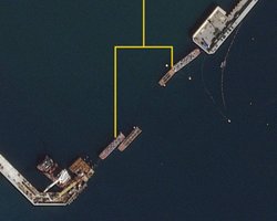 Превентивные меры: россияне пытаются защитить корабли ЧФ с помощью барж, — разведка Британии