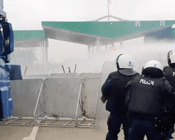 Мигранты начали ломать ограждение на границе с Польшей (видео)