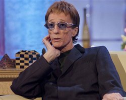 Музыкант из группы Bee Gees впал в кому