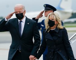 Байден с женой лично встретили тела американских солдат, погибших в Кабуле (фото, видео)