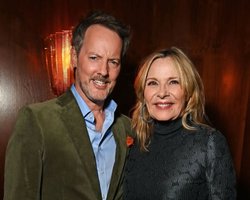 69-летняя Ким Кэттролл тайно вышла замуж за бойфренда, который младше ее (фото)