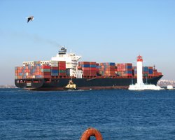 Украина возобновляет перевозку контейнеров по Черному морю: названы сроки (видео)