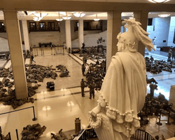 Сотни нацгвардейцев, охраняющих Капитолий, вынуждены спать прямо на полу (фото, видео)