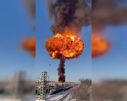 Під Тамбовом зійшов з колії вантажний потяг з пальним: "гриб" вогню та чорний дим (відео)