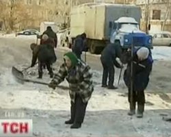 У дома Черновецкого дворники  всю ночь расчищали снег