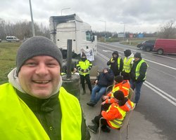 Вантажі на мільйони євро: 25 водіїв хочуть евакуюватися з польського кордону, — Деркач