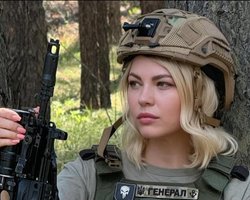 "Настоящий нарциссизм": в сети захейтили экс-советницу Залужного и волонтера за фото в форме ВСУ