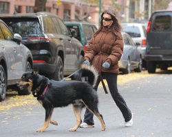 Эмили Ратаковски показывает, какой пуховик выбрать на зиму (фото)