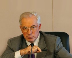 Азаров пообещал не включать печатный станок