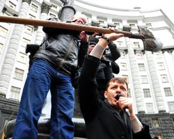 Ляшко попытался выступить перед чернобыльцами с крыши автомобиля Беркута