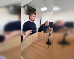 Стоит и молчит: работник ТЦК отказался озвучить свою версию избиения учителя в Харькове (видео)