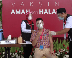 В Индонезии в первую волну вакцинации от COVID-19 попали известные блогеры