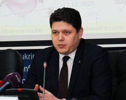 Надо подождать. Глава ГМС Максим Соколюк об очередях на получение загранпаспортов