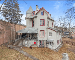 В США продают старинный дом: пользователи обратили внимание на тревожную деталь (фото)