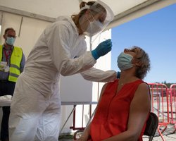 Штаммом "Омикрон" заразятся практически все, — медицинский советник Белого дома