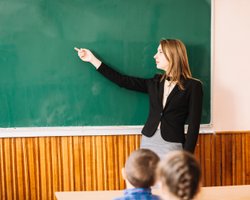 Учителям увеличат зарплаты уже с 1 января: правительство приняло решение