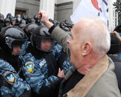 Участники акции протеста отправились к администрации Януковича