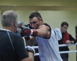 Потом и смехом. Виталий Кличко впервые провел тренировку в Киеве