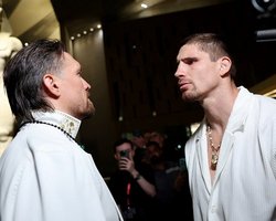 "Ми обидва батьки": Усик та Верховен провели спільну пресконференцію перед боєм, що сказали