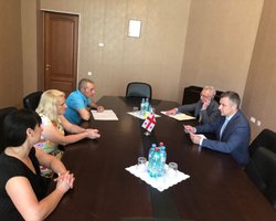 Зеленский отправил делегацию в Грузию, чтобы вернуть 10 детей, родители которых подозреваются в торговле детьми