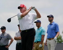 Зеленский подарил Трампу клюшку для гольфа от младшего сержанта ВСУ (видео)