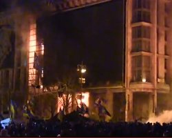 Заблокированных людей в горящем Доме профсоюзов удалось спасти